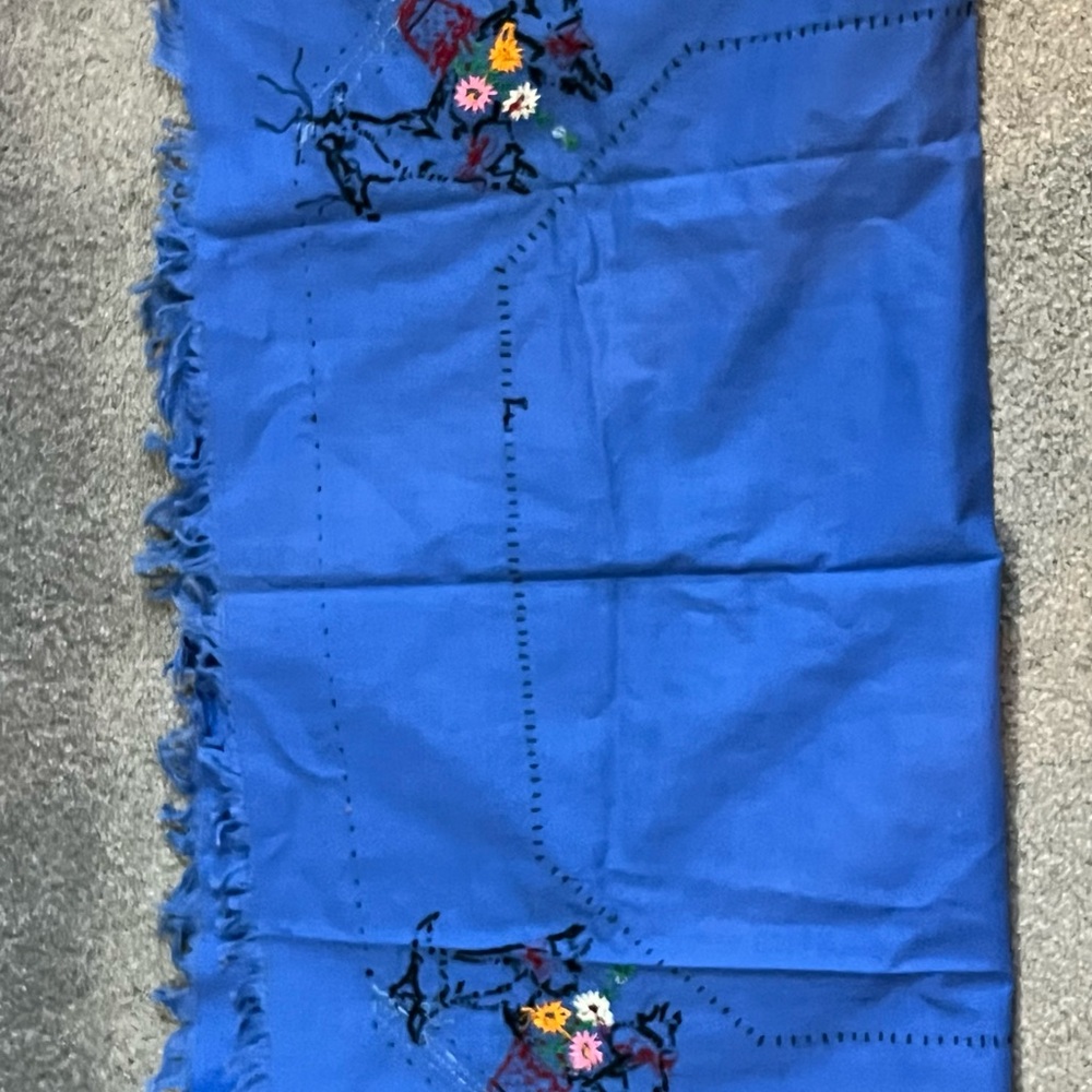 Vintage Scottie Dog Embroidered deep blue Tablecloth with Fringe 33” x 33”. EX - Picture 8 of 8